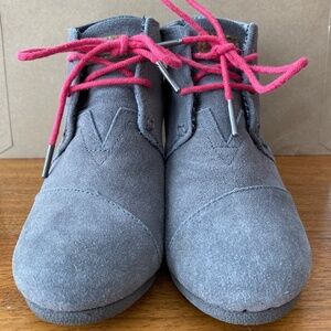 Toms Desert Wedge Grey Suede Lace-Up Booties Size 5.5 With Pink Laces EUC Womens